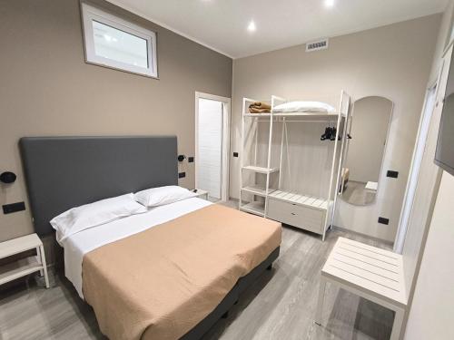 een slaapkamer met een bed en een plankenkast bij Da Gianni Hotel in Zogno