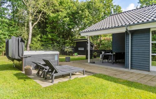 Κήπος έξω από το Beautiful Home In Ansager With Sauna