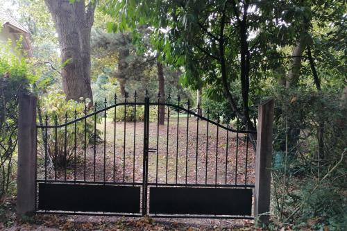 ein Eisentor vor einem Park in der Unterkunft Mer & Bois de Cise Maison individuelle avec grand jardin in Ault