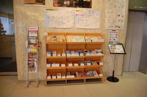 a book store with a shelf of books at Izumo Royal Hotel in Izumo