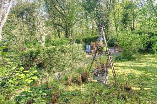 ein Garten mit einer Holzleiter im Gras in der Unterkunft Mer & Bois de Cise Maison individuelle avec grand jardin in Ault