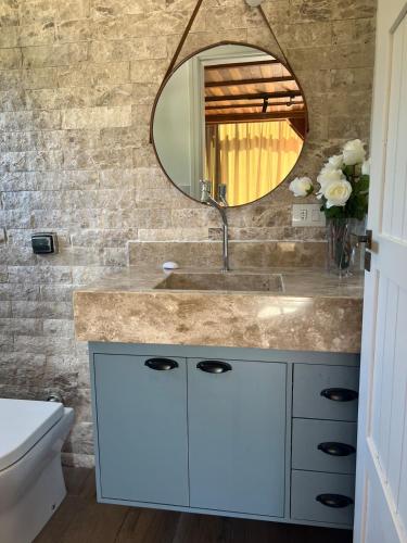 a bathroom with a sink and a mirror at Chale Blue Lodge in São Pedro
