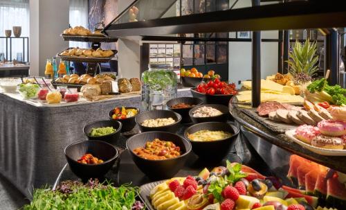 um buffet com muitos tipos diferentes de comida em Sachsenpark-Hotel em Leipzig