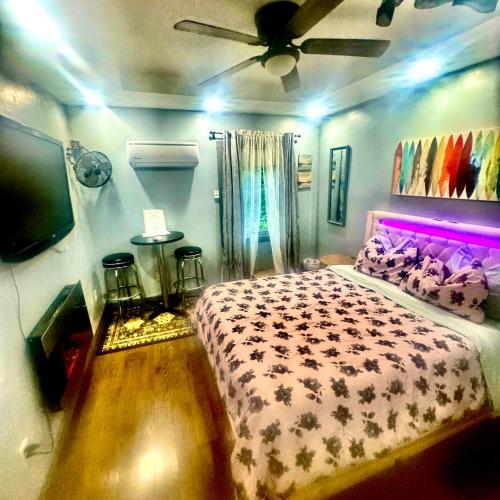 Un dormitorio con una cama y un techo. en Just Listed! THE GROTTO w In Suite Jacuzzi-Pets Welcome 420 Friendly Apartment, en Gatlinburg