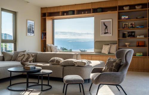 un salon avec un canapé et une grande fenêtre dans l'établissement Stunning Home In Poljane With Sauna, à Poljane