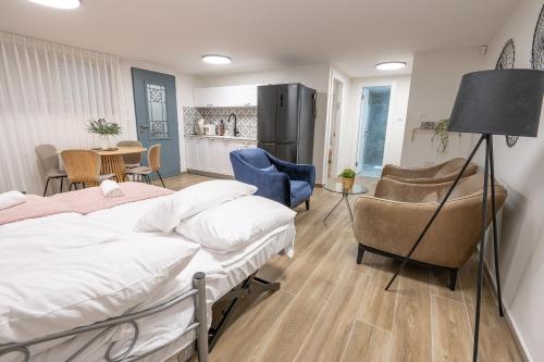 a hospital room with two beds and chairs and a table at לה וילא - וילה מדהימה עם בריכה פרטית וג'קוזי in Sderot