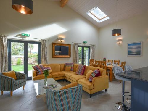 ein Wohnzimmer mit gelben Sofas und einem Tisch in der Unterkunft Applewood in Leighton