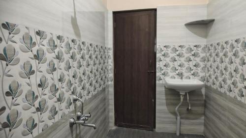 a bathroom with a sink and a toilet at Aruna homes Thanjavur in Thanjāvūr