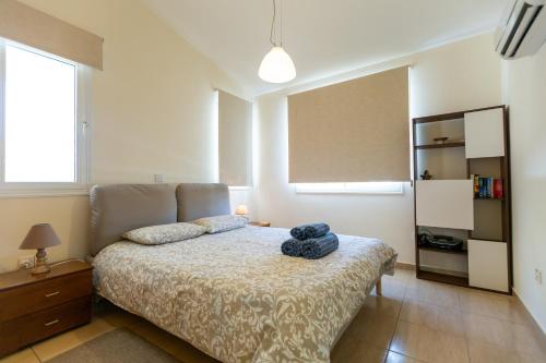 Postel nebo postele na pokoji v ubytování Bungalow Alexia - Garden Oasis near Coral Bay Beach