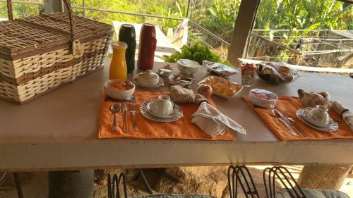 un tavolo con piatti e utensili sopra di Villa da Serra ad Águas da Prata