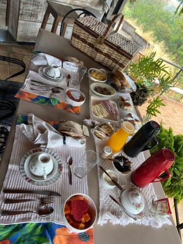 un tavolo da picnic con cibo e bevande di Villa da Serra ad Águas da Prata