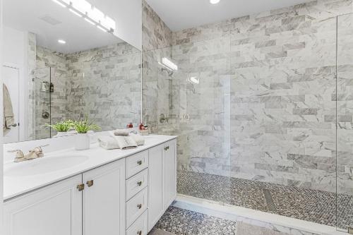 Phòng tắm tại Relax, Play & Unwind in Paradise! Poolside Fun & Resort Vibes - Villa Sail Away