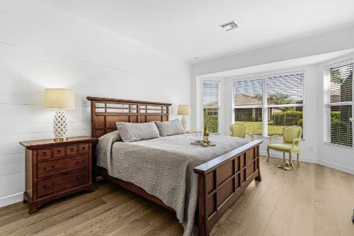 Giường trong phòng chung tại Relax, Play & Unwind in Paradise! Poolside Fun & Resort Vibes - Villa Sail Away