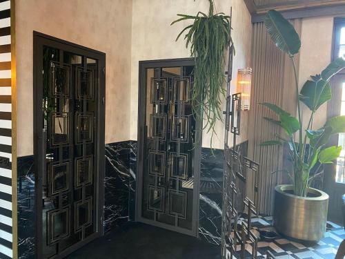 Dos puertas en una habitación con plantas en macetas en Luxury apartment top location, en Eindhoven