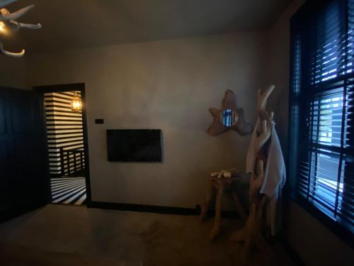 una habitación con un par de peluches en la pared en Luxury apartment top location, en Eindhoven