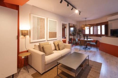 Steps from the Alhambra, Private Terrace & AC