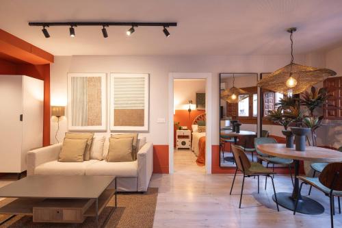 Steps from the Alhambra, Private Terrace & AC