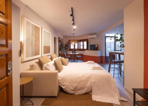 Steps from the Alhambra, Private Terrace & AC
