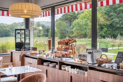 una panetteria con buffet con grande vetrina di La Coudraie - Proche de Disneyland a Montévrain