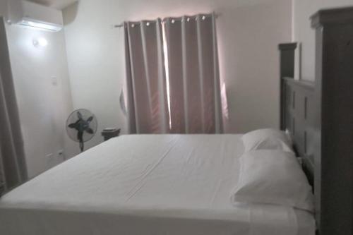 ディスカバリー・ベイにあるBeach-view 2 Bed Apartment Sleeps 4 - Free parkingのベッドルーム(白いベッド1台、カーテン付)