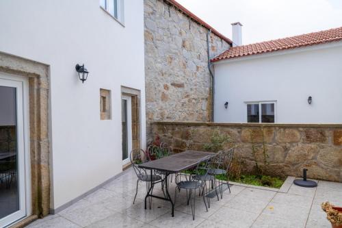 Patio nebo venkovní prostory v ubytování Rustic & Modern Stone House by Host Wise