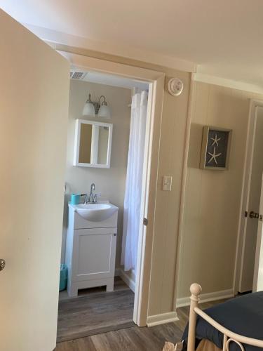 un baño con lavabo y espejo en Shoreline Suite, en Old Orchard Beach