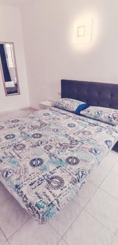 a bedroom with a bed with a blue and white blanket at Luxor in Los Cristianos