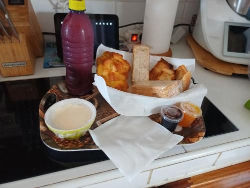 Una bandeja de comida en un mostrador con pan y mantequilla. en Chez Marino & Charlie, en Le Lamentin