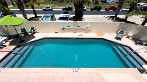 une piscine dans un hôtel avec un parking dans l'établissement Modern Beach Home with Pool Steps Away, à South Padre Island