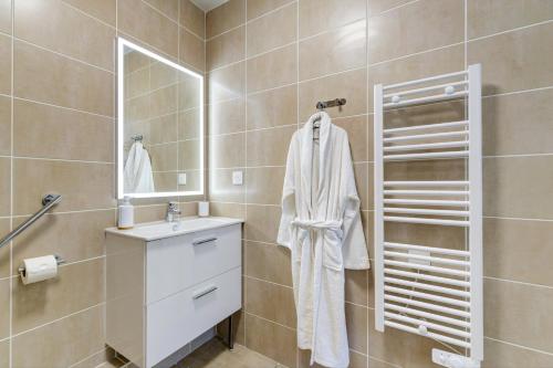 un baño con lavabo y espejo en Résidence de Charleville-Mézières, en Charleville-Mézières