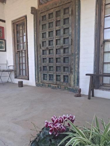 Eine Fassade oder ein Eingang zu Mez Karoo Cottage