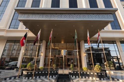 ターイフにあるفندق الودق البيعةの旗の前の建物