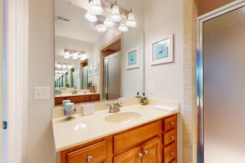 Koupelna v ubytování Bayside Resort --- 31574 Winterberry Pkwy #210