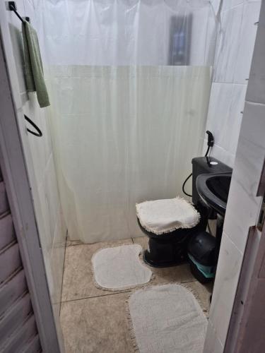 une salle de bain avec toilettes et douche dans l'établissement Casa Dormitório na Cidade Nova 8 próxima da Vila cop 30, à Ananindeua
