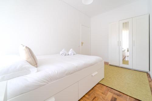 Urban Moura Flat by House and People