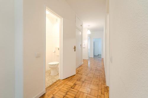 Urban Moura Flat by House and People