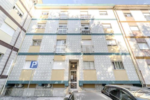 Urban Moura Flat by House and People