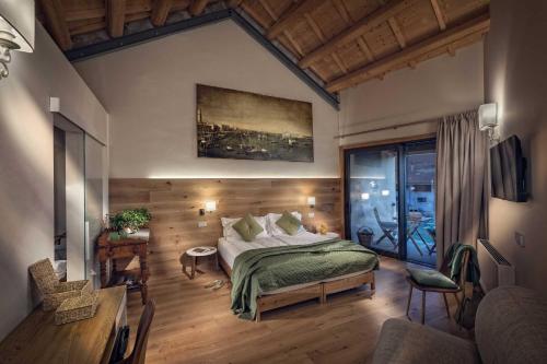 une chambre avec un lit et un salon dans l'établissement Agriturismo Villa di Modolo - Cortile della Latteria, à Belluno