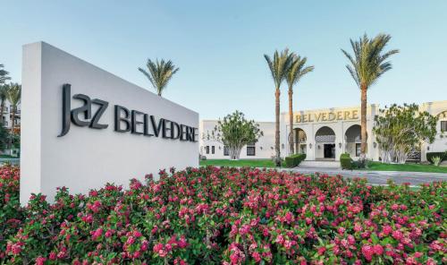 un panneau devant un bâtiment fleuri dans l'établissement JAZ Belvedere, à Charm el-Cheikh