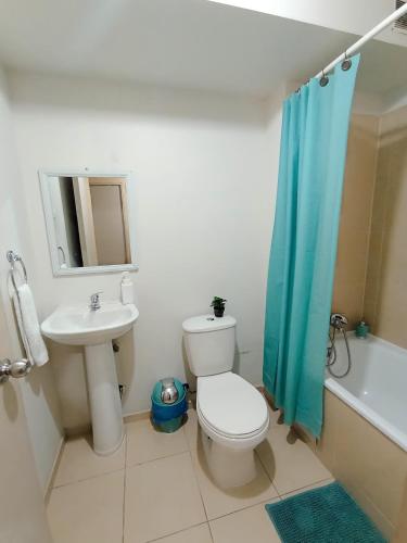 a bathroom with a toilet and a sink and a shower at El Hogar de Catagus in Talcahuano