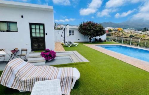 a backyard with a pool and green grass at Mirador 1 - Mirador El Paso in El Paso