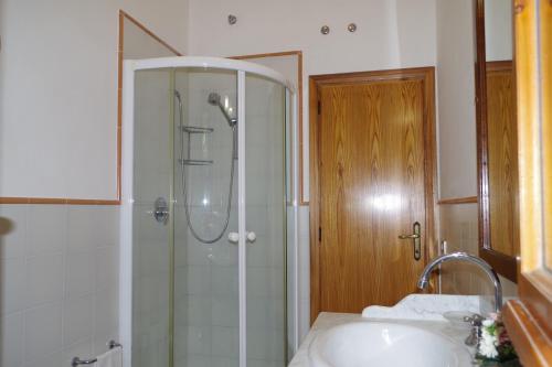 een badkamer met douche en wastafel bij Villetta Casa Fiori - I GERANEI in San Savino
