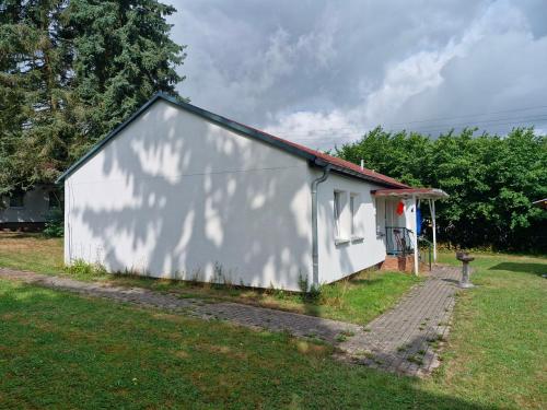 a small white building with a fire hydrant next to it at Möblierte Zimmer mit Gemeinschaftsküchen und Wohnungen in Thüringen Wald in Ohrdruf