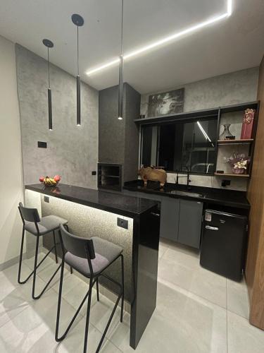 Η κουζίνα ή μικρή κουζίνα στο Casa Nova com Área Gourmet e Conforto Premium