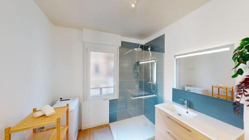 a bathroom with a sink and a shower at Maison Magnifique Ernest Renan in Le Havre