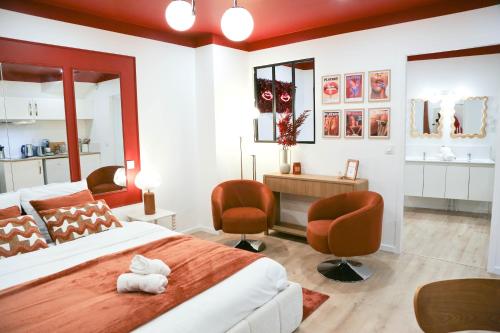 Posezení v ubytování L'Écrin Rouge Escapade Romantique et Balnéo Privé