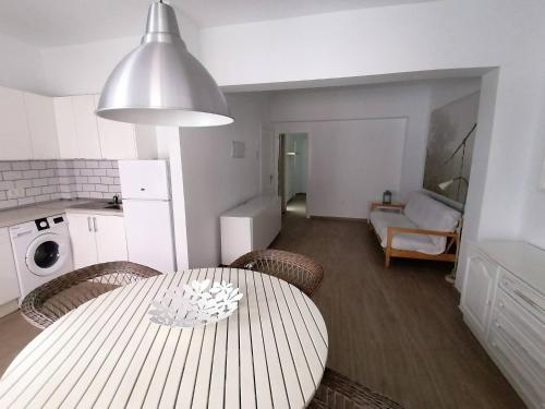 eine Küche und ein Esszimmer mit Tisch und Stühlen in der Unterkunft Arrecife Apartamento centrico in Arrecife