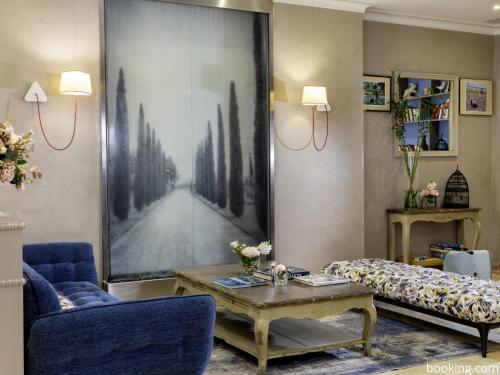 un salon avec un canapé et une table basse dans l'établissement Hotel Daumesnil-Vincennes, à Vincennes