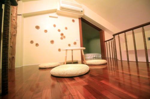 a room with a rock wall and a chair in it at Yun Tien Feng Chuan B&B in Dongshan