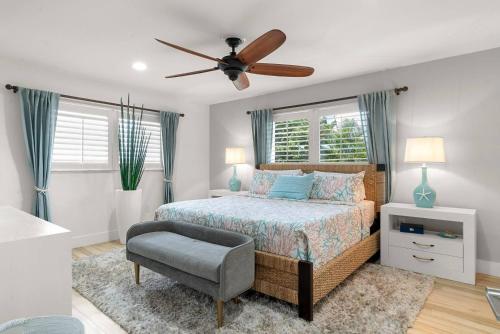 Postel nebo postele na pokoji v ubytování Entertainer's Backyard Oasis with Heated Pool, Putting Green, Bar, Grills, and Dock